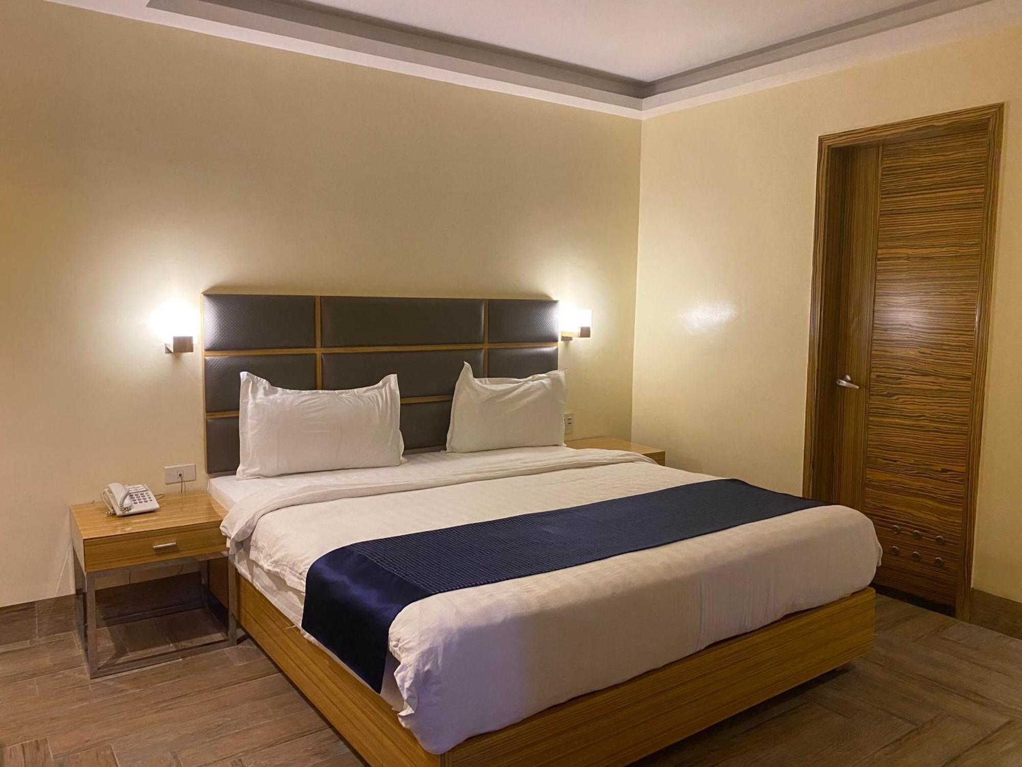 Sun Star Grand Hotel Манила Экстерьер фото